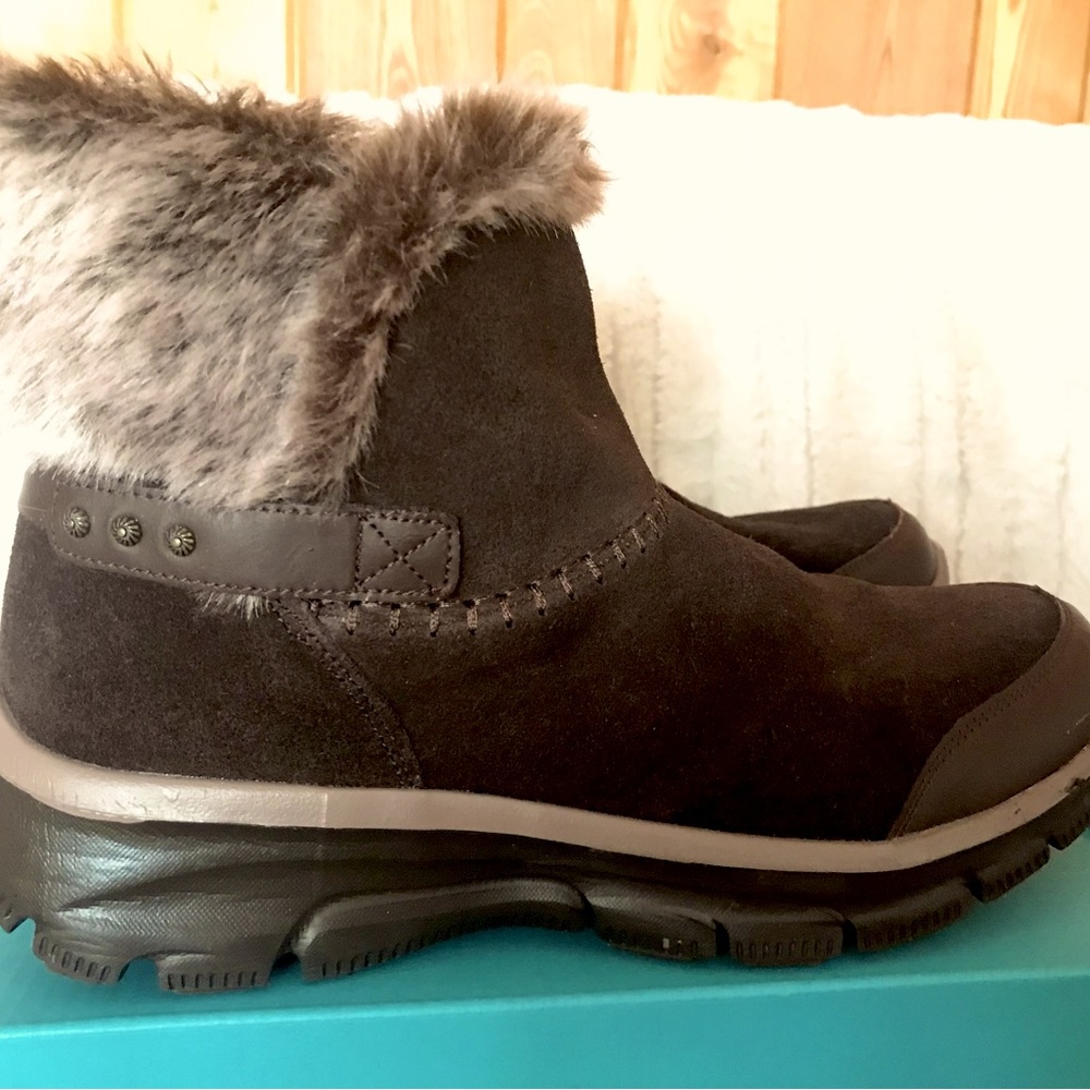 Like New! Skechers Easy Going Warm Escape Boots